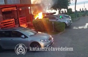 Apartman parkolójában gyulladt ki egy autó