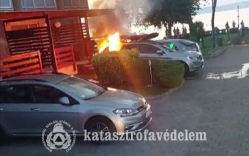 Apartman parkolójában gyulladt ki egy autó