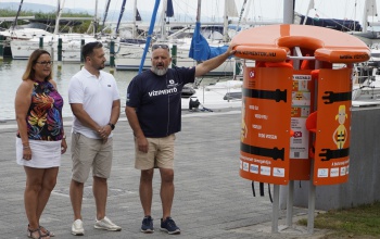 Újabb mentőmellény-állványt adtak át a Balaton déli partján