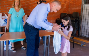Nagy segítség: több mint száz alsó- és felsőosztályos tanuló kap tanszercsomagot