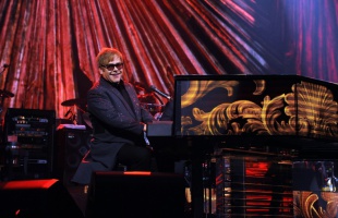 Elton John-koncert a Szivárványban
