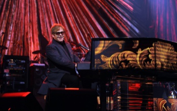 Elton John-koncert a Szivárványban