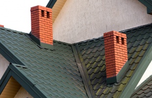 Tetőszigetelésünk megóvása a nedvességtől a kémény bevonása által