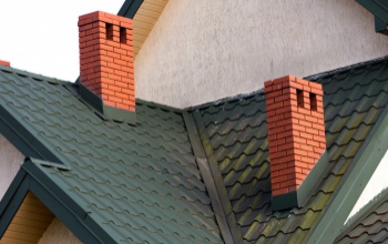 Tetőszigetelésünk megóvása a nedvességtől a kémény bevonása által