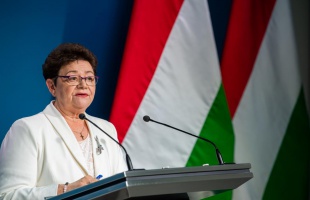 Müller Cecília: gyorsan terjed az omikron, akár háromnaponta is duplázódhat a fertőzöttek száma