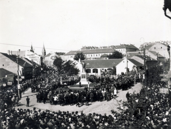 Erkélyünkön otthon érzik magukat a politikusok (Kaposvár 1934-ben)