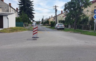 Beszakadt az út a Sopron és a Kőszeg utca sarkán