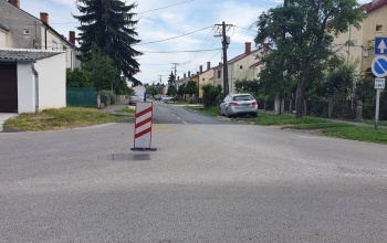 Beszakadt az út a Sopron és a Kőszeg utca sarkán