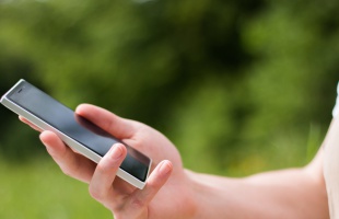 Október 24-től ingyenes a mobilok hálózatfüggetlenítése a hűségidő lejártakor