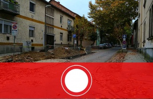 Autóval csak a Hársfa utca felől közelíthető meg a Laktanya utca