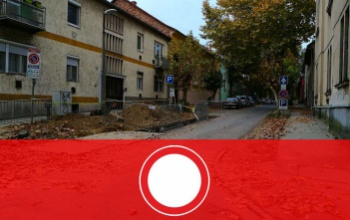 Autóval csak a Hársfa utca felől közelíthető meg a Laktanya utca