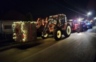 Kivilágított traktorok hoztak ünnepi hangulatot Göllébe