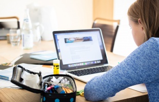Már több mint 12 500 laptopot osztottak ki az iskolákban