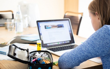 Már több mint 12 500 laptopot osztottak ki az iskolákban
