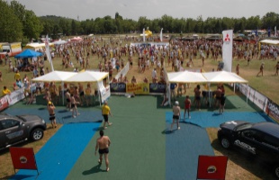 Több mint tízezren a jubileumi Balaton-átúszáson
