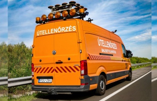 Mit csinál az a sárga autó az út szélén poroszkálva? – Türelemre int a Magyar Közút