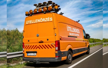 Mit csinál az a sárga autó az út szélén poroszkálva? – Türelemre int a Magyar Közút