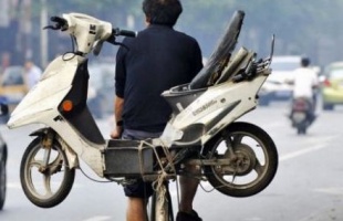 Ittasan nem tilos mopeddel a háton biciklizni