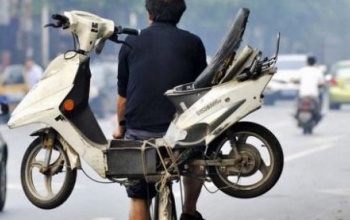 Ittasan nem tilos mopeddel a háton biciklizni