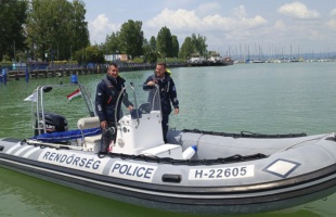 Horgászt, vitorlázókat és szörföst is mentettek a Balatonból
