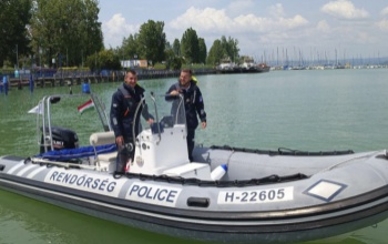 Horgászt, vitorlázókat és szörföst is mentettek a Balatonból