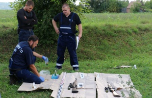 Lőfegyvert és lőszereket találtak a rendőrök és a TEK-esek a csomagtartóban