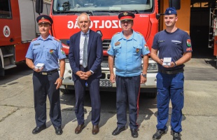 A Hunyadi utcai tűzesetnél besegítő tűzoltókat tüntették ki szerda délután