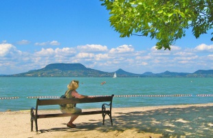 Gyengébb szezont zárt a Balaton, csökkent a szolgáltatók bevétele