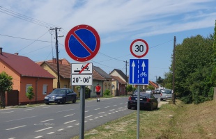 Várakozni tilos táblák kerültek ki a Nyugati temető mellé