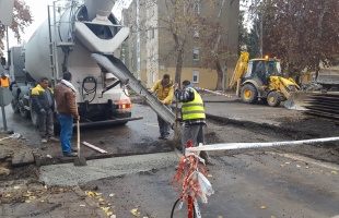 Zajlik a betonozás az Arany János térnél