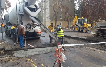 Zajlik a betonozás az Arany János térnél