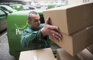 Csomaglimit jön a karácsony miatt a Magyar Postánál