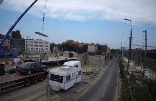 Már rakják össze a gyalogos-felüljáró végleges elemeit - videó