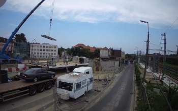 Már rakják össze a gyalogos-felüljáró végleges elemeit - videó