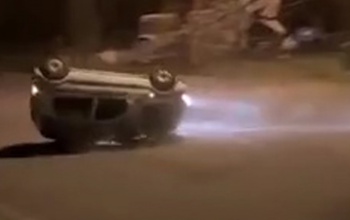 Menőzni akart a kaposvári driftbajnok, hatalmas borulás lett a vége - videó