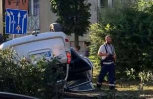 Fejtetőre állt egy autó Kaposváron