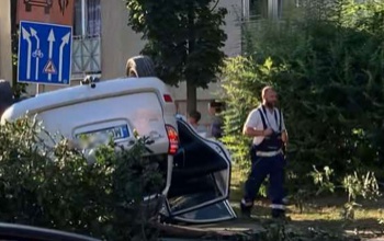 Fejtetőre állt egy autó Kaposváron