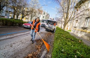 Megnehezítik az utcatakarítást a figyelmetlen autósok