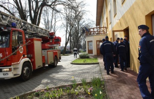 Tűzoltók lepték meg a taszári idősek otthonának lakóit