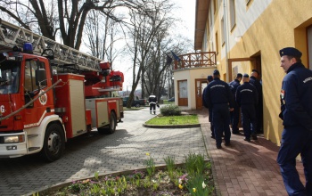 Tűzoltók lepték meg a taszári idősek otthonának lakóit