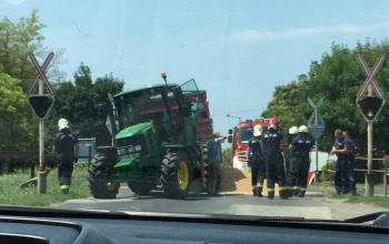 Kitörött a traktorkerék, kiömlött a gabona az úttestre