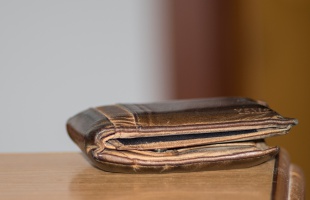 Beszélgetés közben lopta el nyugdíjas ismerőse pénztárcáját