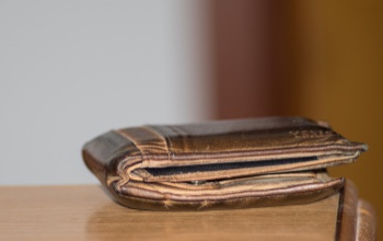 Beszélgetés közben lopta el nyugdíjas ismerőse pénztárcáját