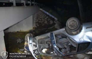 Ittasan, éjszaka, csúszós úton okozott súlyos kimenetelű balesetet