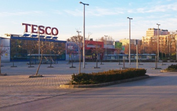 Korlátozzák a beengedhető létszámot a Tesco áruházaknál csütörtöktől