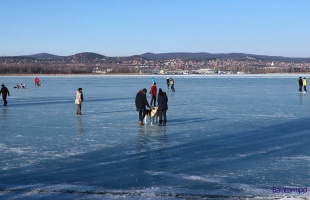 Megvastagodott a Balaton jege, de továbbra is komoly veszélyeket rejt