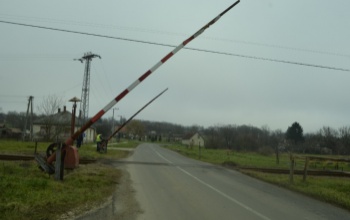 Nagyon siethetett az ismeretlen sofőr – a vasúti sorompó bánta