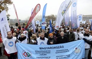 Tűntettek a pedagógusok - Rétvári: az oktatás minden területére több pénz jut jövőre