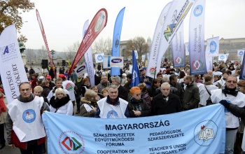 Tűntettek a pedagógusok - Rétvári: az oktatás minden területére több pénz jut jövőre