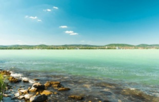 Melegszik a Balaton, csökken a vízszint